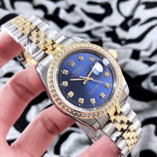 实物拍摄品牌：劳力士-ROLEX 日志型V3升级版  超强防水类型：[酷]男士腕表表壳：316精钢（做工优质）表带：顶级316精钢(两种可选)机芯：进口8215全自动机械机芯（走时稳定）玻璃：高级蓝宝石镜面(防划花)尺寸：直径38mm，厚度12mm