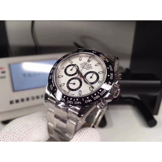 ROLEX 劳力士 专柜，和他们谈起热门款很少有货，Sales大姐说：劳力士从来不缺客户，缺的是货[捂脸]其实的确，说话是牛逼，但是是事实！绿水鬼很火吧，但迪通拿貌似逼格更高。9万多的公价已经被炒到了15万，肯定会破17！是真正一表难求。