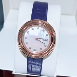 ★实拍 伯爵-PIAGET，时尚石英女款，来自Possession系列诚意推荐，魅力十足的臻品采用瑞士石英机芯，蓝宝石水晶玻璃镜面，表圈可360度旋转，在不经意的旋转之间带来不同的好心情灵动搭配，转动间，专属于你独一无二的个性造型耀目而生有光圈、单排钻和双排钻任性选择！表壳直径34mm厚度8mm。
