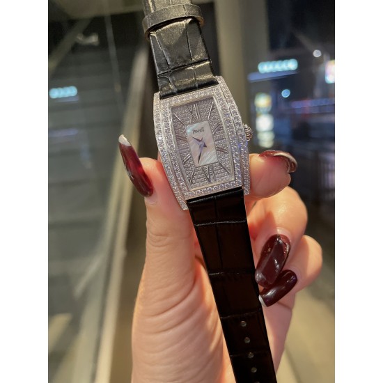 伯爵-piaget-G0A33091女士腕表，水桶形的表壳别具一格，独特的绢布表带搭配原版针扣，完美结合，尽显奢华时尚气质。原装瑞士机芯，316L精钢表壳，度18k白金和玫瑰金，尺寸27x38mm备受喜爱、值得拥有[机智][耶]实物超美