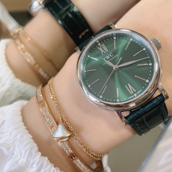 实拍【IWC 2019推出女士全新 Portofino波涛菲诺系列】1⃣️:壳套尺寸34mm/8.8mm采用316精钢材质打磨,每个壳套全程CNC处理所有细节达到完美2⃣️:采用进口日本9015天文台级别经过本厂严格把控 调试 达到零返修稳定性3⃣️:采用瑞士蓝宝石镜面 通透明亮4⃣️字面采用简洁的条丁罗马和表盘十二颗 设计呈现出精致典雅之感5⃣️:表带采用原装快速更换系统 搭配意大利小牛皮皮质柔软细腻:有六种颜色可选(绿色,兰色,黑色,深棕,酒红,粉色)6⃣️:原装表扣采用316精钢材质打磨 实拍【IWC 2019推出女士全新 Portofino波涛菲诺系列】1⃣️:壳套尺寸34mm/8.8mm采用316精钢材质打磨,每个壳套全程CNC处理所有细节达到完美2⃣️:采用进口日本9015天文台级别经过本厂严格把控 调试 达到零返修稳定性3⃣️:采用瑞士蓝宝石镜面 通透明亮4⃣️字面采用简洁的条丁罗马和表盘十二颗 设计呈现出精致典雅之感5⃣️:表带采用原装快速更换系统 搭配意大利小牛皮皮质柔软细腻:有六种颜色可选(绿色,兰色,黑色,深棕,酒红,粉色)6⃣️:原装表扣采用316精钢材质打磨