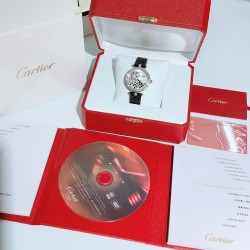 实拍 卡地亚-Cartier，狠货来袭，全真镶钻字面，瑞士石英机芯，加厚蓝宝石镜面[强]搭配美洲鳄鱼皮带[耶]尺寸35mm，超级漂亮、时尚不容错过