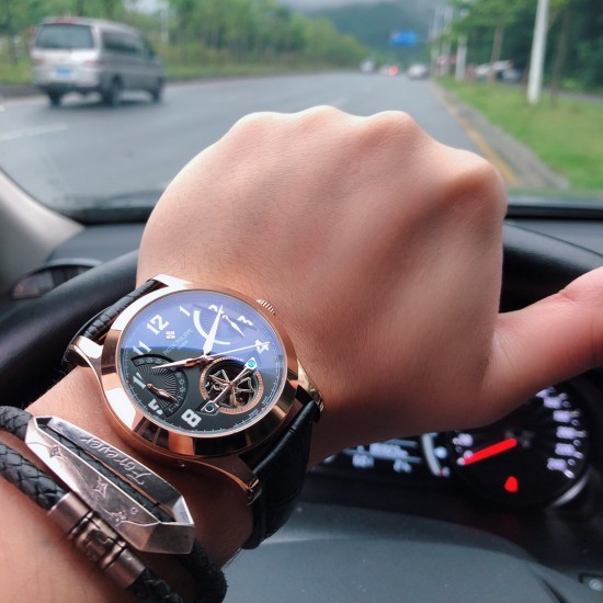 百达翡丽 -PATEK PHILIPPE T26 最新推出独特限量板：享誉全球！巧妙陀飞仑单独停秒设计，豪气十足 标显天工之作！大3针＋多功能全自动设计.绝仑手工鱼鱗批花机芯设计！精密的机械技术和独特设计的高级宛表.A全自动机械机芯  耐用年以上 100%生活防水！三杰自家拍摄！认准质量[色]A级折蝶扣！A级机芯！直径：46mm.厚度12mm  三杰精致推荐男士精品机械腕表 精致传承真实效果 SJ品质的保证