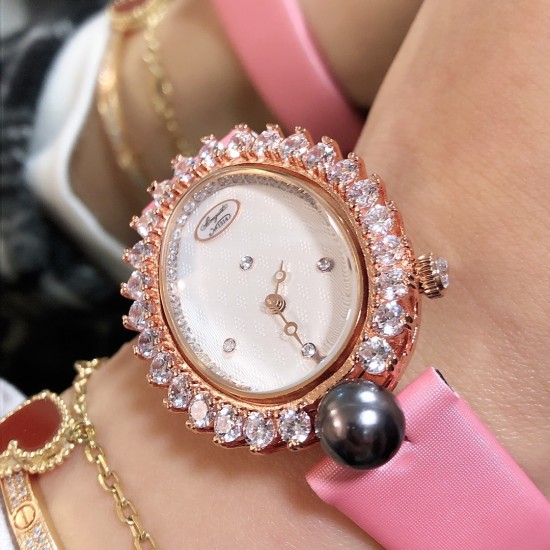 品牌:宝玑-Breguet ™️系列:珠宝系列 现推出石英版本 宝玑GJ29BB8924/5D58 雕花珍珠贝母 镶钻 女士腕表表壳电镀18K金鹅卵形表壳,外缘镶嵌24颗明亮式切割钻石和一颗日本Akoya 海水珍珠。尺寸:34.4 x 28.7毫米。表盘为玑镂刻花珍珠母贝。12点位置镶嵌宝玑铭牌。偏心小时刻度环,3点、6点、9点和12点位置设有钻石时标。宝玑经典针尖镂空式蓝钢指针。镌刻编号和Breguet隐形签名。丝缎表带,搭配折叠镶钻表扣。 品牌:宝玑-Breguet ™️系列:珠宝系列 现推出石英版本 宝玑GJ29BB8924/5D58 雕花珍珠贝母 镶钻 女士腕表表壳电镀18K金鹅卵形表壳,外缘镶嵌24颗明亮式切割钻石和一颗日本Akoya 海水珍珠。尺寸:34.4 x 28.7毫米。表盘为玑镂刻花珍珠母贝。12点位置镶嵌宝玑铭牌。偏心小时刻度环,3点、6点、9点和12点位置设有钻石时标。宝玑经典针尖镂空式蓝钢指针。镌刻编号和Breguet隐形签名。丝缎表带,搭配折叠镶钻表扣。