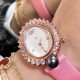 品牌:宝玑-Breguet ™️系列:珠宝系列 现推出石英版本 宝玑GJ29BB8924/5D58 雕花珍珠贝母 镶钻 女士腕表表壳电镀18K金鹅卵形表壳,外缘镶嵌24颗明亮式切割钻石和一颗日本Akoya 海水珍珠。尺寸:34.4 x 28.7毫米。表盘为玑镂刻花珍珠母贝。12点位置镶嵌宝玑铭牌。偏心小时刻度环,3点、6点、9点和12点位置设有钻石时标。宝玑经典针尖镂空式蓝钢指针。镌刻编号和Breguet隐形签名。丝缎表带,搭配折叠镶钻表扣。 品牌:宝玑-Breguet ™️系列:珠宝系列 现推出石英版本 宝玑GJ29BB8924/5D58 雕花珍珠贝母 镶钻 女士腕表表壳电镀18K金鹅卵形表壳,外缘镶嵌24颗明亮式切割钻石和一颗日本Akoya 海水珍珠。尺寸:34.4 x 28.7毫米。表盘为玑镂刻花珍珠母贝。12点位置镶嵌宝玑铭牌。偏心小时刻度环,3点、6点、9点和12点位置设有钻石时标。宝玑经典针尖镂空式蓝钢指针。镌刻编号和Breguet隐形签名。丝缎表带,搭配折叠镶钻表扣。