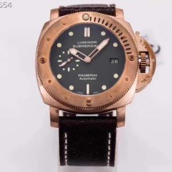 VS沛纳海 Pam382 升级V2啦！。机芯功能升级：时针单独调时  通过时针调历。机芯背透 ：摆轮与正品一致 螺丝孔位95%以上接近正品。47mm，搭载自动上链机芯，大家常说硬汉风格什么的，我觉得青铜382才是最最硬汉的沛纳海，不光在造型上够钢猛，青铜材质更是在经过岁月洗礼后变得不一样，有经历，有故事，有一种沧桑感，这才是真正的硬汉！敢死队同款哦！商品规格:默认规格