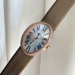 Baignoire de Cartier / oval shape / rosegold with diamonds Width 28mm . length 39mm  卡地亚创新与复古撞击的审美 / Baignoire腕表卡地亚浴缸系列，法式优雅的椭圆形设计搭配柔软绢丝表带，便捷式折叠表扣，略微弯曲的表壳完美贴合手腕曲线，配载瑞士石英机芯，淬火钢蓝剑形指针，耐磨损镜面，宽度28mm ，长度39mm