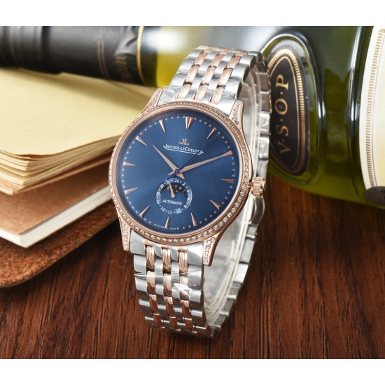 Jaeger-leCoultre Master Ultra Thin Moon积家超薄月相大师系列42mm腕表,简洁的线条设计,赏心悦目的表盘。 显示令表盘尽显活力,6位24小时指针宛如一幕和谐美妙的腕上芭蕾。透过玻璃底盖,机芯运行一目了然。这款厚度仅5.8毫米的超薄机芯向世人证实,超凡的技艺和极尽复杂的功能可以在狭小的空间内完美展现。顶级出品 精品不断 Jaeger-leCoultre Master Ultra Thin Moon积家超薄月相大师系列42mm腕表,简洁的线条设计,赏心悦目的表盘。 显示令表盘尽显活力,6位24小时指针宛如一幕和谐美妙的腕上芭蕾。透过玻璃底盖,机芯运行一目了然。这款厚度仅5.8毫米的超薄机芯向世人证实,超凡的技艺和极尽复杂的功能可以在狭小的空间内完美展现。顶级出品 精品不断