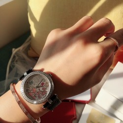 ❤️实拍 卡地亚-Cartier 满钻藤花系列腕表 双排钻侧身 搭配亮黑.红色鳄鱼皮瑞士石英机芯 蓝宝石水晶玻璃镜面 百搭经典尺寸35mm。表盘媚丽搭配并缀有彩色饰以密镶藤花的造型 奢华极致你值得拥有它。