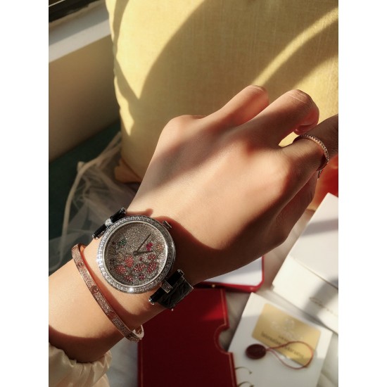 ❤️实拍 卡地亚-Cartier 满钻藤花系列腕表 双排钻侧身 搭配亮黑.红色鳄鱼皮瑞士石英机芯 蓝宝石水晶玻璃镜面 百搭经典尺寸35mm。表盘媚丽搭配并缀有彩色饰以密镶藤花的造型 奢华极致你值得拥有它。 ❤️实拍 卡地亚-Cartier 满钻藤花系列腕表 双排钻侧身 搭配亮黑.红色鳄鱼皮瑞士石英机芯 蓝宝石水晶玻璃镜面 百搭经典尺寸35mm。表盘媚丽搭配并缀有彩色饰以密镶藤花的造型 奢华极致你值得拥有它。