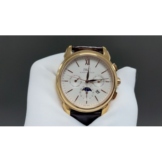 IWC万国最新力作最高版本万国波涛菲诺多功能高级自动腕表!9100多功能进口机械机芯!整表壳CNC精磨工艺,与原装工艺效果如出一辙,整体字面质感更佳!在订制机芯的加持下,尺寸41*10mm,优雅的贵族气息结合无与伦比的视觉享受,神秘雅致,精湛非凡,采用顶级意大利小皮材质表带,质地柔软细腻,手工缝制的丝线,纹路清晰,均匀规整,大方富有档次。⚠️请认准独家品质 IWC万国最新力作最高版本万国波涛菲诺多功能高级自动腕表!9100多功能进口机械机芯!整表壳CNC精磨工艺,与原装工艺效果如出一辙,整体字面质感更佳!在订制机芯的加持下,尺寸41*10mm,优雅的贵族气息结合无与伦比的视觉享受,神秘雅致,精湛非凡,采用顶级意大利小皮材质表带,质地柔软细腻,手工缝制的丝线,纹路清晰,均匀规整,大方富有档次。⚠️请认准独家品质