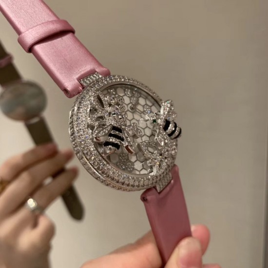 ❤️卡地亚C家白色小蜜蜂创意宝石系列当时看到第一眼就觉得超级可爱!喜欢的赶快拿下吧!整只蜜蜂都是纯手工缝制施华洛钻!光是蜜蜂的大小就调了N次!瑞士石英机芯!40mm的表盘!表带绢丝也是采用原版一致的小薄绒绢丝表带 颜色也是刚刚好的好看!光是为了对版就花费了多少心血 不过换来都是值得的!可以说它是非常完美了!❤️ ❤️卡地亚C家白色小蜜蜂创意宝石系列当时看到第一眼就觉得超级可爱!喜欢的赶快拿下吧!整只蜜蜂都是纯手工缝制施华洛钻!光是蜜蜂的大小就调了N次!瑞士石英机芯!40mm的表盘!表带绢丝也是采用原版一致的小薄绒绢丝表带 颜色也是刚刚好的好看!光是为了对版就花费了多少心血 不过换来都是值得的!可以说它是非常完美了!❤️