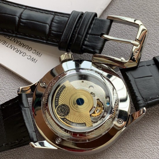品牌：万国 IWC 类型：精品男士腕表表带：真牛皮表带机芯：全自动机械机芯镜面：矿物质强化玻璃  尺寸：直径42mm厚12mm！