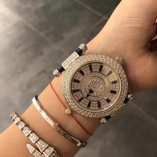 FRANCK MULLER【法兰克•穆勒】神秘时间 玩转表界 2020年新款女式腕表,官网同步更新,奢华的经典著作当属FM出品,纯钢外壳,镶嵌施华洛世奇水晶,高端的奢华与尊贵,经典满钻字面,突破设计风格和寓意深刻,改变需要新形象,你值得拥有。进口2836全自动机械,蓝宝石镜面,亮色真牛皮表带。尺寸大号42mm 小号38mm FRANCK MULLER【法兰克•穆勒】神秘时间 玩转表界 2020年新款女式腕表,官网同步更新,奢华的经典著作当属FM出品,纯钢外壳,镶嵌施华洛世奇水晶,高端的奢华与尊贵,经典满钻字面,突破设计风格和寓意深刻,改变需要新形象,你值得拥有。进口2836全自动机械,蓝宝石镜面,亮色真牛皮表带。尺寸大号42mm 小号38mm