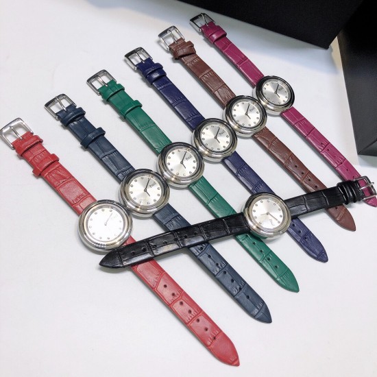 实拍 伯爵-PIAGET 女士腕表 瑞士石英机芯 316L精钢表壳 真牛皮表带 尺寸34*8mm 蓝宝石玻璃镜面 简约的设计,大胆而多彩的配色,以及旋转表圈是伯爵品牌 Possession腕表的特质所在。通过品牌制表师们天马星空的创意,将各个亮色的表带与贵金属、钻石、精钢材质相融,通过圆形盘面的演绎,令全新的 Possession腕表越发闪耀夺目,给人眼前一亮之感。 实拍 伯爵-PIAGET 女士腕表 瑞士石英机芯 316L精钢表壳 真牛皮表带 尺寸34*8mm 蓝宝石玻璃镜面 简约的设计,大胆而多彩的配色,以及旋转表圈是伯爵品牌 Possession腕表的特质所在。通过品牌制表师们天马星空的创意,将各个亮色的表带与贵金属、钻石、精钢材质相融,通过圆形盘面的演绎,令全新的 Possession腕表越发闪耀夺目,给人眼前一亮之感。