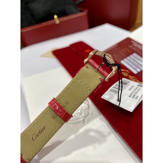 最新配色“草莓粉” 卡地亚新款白气球系列,44颗小钻 18k金电镀 蓝宝石水晶玻璃镜面 粉红色鳄鱼皮表带更衬玫瑰金的光泽,精致耐看,表盘尺寸30,不大不小的尺寸,适合大部分美女,剑形镀金指针 4点钟位置镶嵌施华洛世奇明亮式切割圆钻 支持专柜对比,送礼首选,非人为损坏免费保修。 最新配色“草莓粉” 卡地亚新款白气球系列,44颗小钻 18k金电镀 蓝宝石水晶玻璃镜面 粉红色鳄鱼皮表带更衬玫瑰金的光泽,精致耐看,表盘尺寸30,不大不小的尺寸,适合大部分美女,剑形镀金指针 4点钟位置镶嵌施华洛世奇明亮式切割圆钻 支持专柜对比,送礼首选,非人为损坏免费保修。