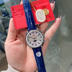 全新海马月相闪亮登场————爱你，便想为你摘星揽月2023最新欧米茄海马系列月相至臻天文台为告白季而诞生✨惟妙惟肖的月相设计，搭配独特的锆石刻度饰于珍珠贝母表盘，逼真重现月球真实景象，将宇宙之美凝聚在方寸之间。37mm的表径，蓝宝石防刮镜面，让爱意在腕间生动呈现。