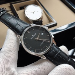 Jaeger-leCoultre Master Ultra Thin 积家J3 超薄多功能大师系列42mm腕表，简洁的线条设计，赏心悦目的表盘。 全新镂空钢蓝指针和表盘，大三针 日历功能。透过玻璃底盖，机芯运行一目了然，搭配原装针扣 表扣！三杰精致推荐男士机械腕表SJ为你精心打造超真实实物图拍摄 让你超真实实物图体验