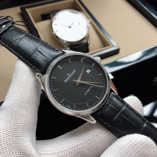 Jaeger-leCoultre Master Ultra Thin 积家J3 超薄多功能大师系列42mm腕表,简洁的线条设计,赏心悦目的表盘。 全新镂空钢蓝指针和表盘,大三针 日历功能。透过玻璃底盖,机芯运行一目了然,搭配原装针扣 表扣!三杰精致推荐男士机械腕表SJ为你精心打造超真实实物图拍摄 让你超真实实物图体验 Jaeger-leCoultre Master Ultra Thin 积家J3 超薄多功能大师系列42mm腕表,简洁的线条设计,赏心悦目的表盘。 全新镂空钢蓝指针和表盘,大三针 日历功能。透过玻璃底盖,机芯运行一目了然,搭配原装针扣 表扣!三杰精致推荐男士机械腕表SJ为你精心打造超真实实物图拍摄 让你超真实实物图体验