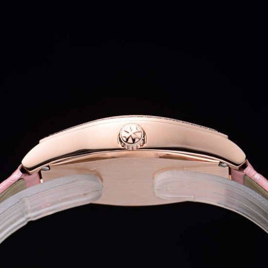 实拍 江诗丹顿-Vacheron Constantin 作为世界上历史悠久的钟表制造商从未停止生产,秉承悉力以赴,精益求精的品牌座右铭,其中有一款-Malte系列25530/000R-9742,经典酒桶型婉表,防磨水晶镜面,内部经反光处理,配置瑞士原装石英机芯,尺寸28.40*38.67毫米,厚度7.28毫米。表壳电镀18K白金/玫瑰金,表带有布绢带,牛皮带两种选择,针扣配带.市面最高版本,你值得拥有。 实拍 江诗丹顿-Vacheron Constantin 作为世界上历史悠久的钟表制造商从未停止生产,秉承悉力以赴,精益求精的品牌座右铭,其中有一款-Malte系列25530/000R-9742,经典酒桶型婉表,防磨水晶镜面,内部经反光处理,配置瑞士原装石英机芯,尺寸28.40*38.67毫米,厚度7.28毫米。表壳电镀18K白金/玫瑰金,表带有布绢带,牛皮带两种选择,针扣配带.市面最高版本,你值得拥有。