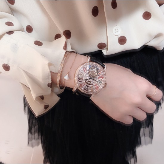 实拍 新品上市 法兰克穆勒 FRANCK MULLER 完美无瑕的设计,FM陀飞轮腕表震撼上市。腕表采用镂空式布局设计。机芯全貌一目了然,将复杂和神秘的陀飞轮装置完美显现。【重点介绍】采用精准稳定的海鸥陀飞轮手动机芯。丰满的机械感,。不仅将陀飞轮的机械美体现恰当,更是将她的神秘一览无遗的完美展示。【精彩细节】360度无死角镜面抛光,完美表达陀飞轮腕表高端大方的气质。意大利小牛皮表带,材质柔软,佩戴透气舒适,完美还原正品感觉。TW出品FM---GIGA陀飞轮,给您带来不一样的奢华体验! 实拍 新品上市 法兰克穆勒 FRANCK MULLER 完美无瑕的设计,FM陀飞轮腕表震撼上市。腕表采用镂空式布局设计。机芯全貌一目了然,将复杂和神秘的陀飞轮装置完美显现。【重点介绍】采用精准稳定的海鸥陀飞轮手动机芯。丰满的机械感,。不仅将陀飞轮的机械美体现恰当,更是将她的神秘一览无遗的完美展示。【精彩细节】360度无死角镜面抛光,完美表达陀飞轮腕表高端大方的气质。意大利小牛皮表带,材质柔软,佩戴透气舒适,完美还原正品感觉。TW出品FM---GIGA陀飞轮,给您带来不一样的奢华体验!
