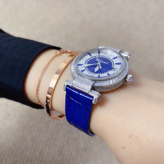 ★实拍 萧邦 CHOPARD IMPERIALE 系列腕表。独特风格带您走进一个新阶段并且成功塑造了崇尚自我表达和与众不同的生活化概念,316精钢材质,此表款全手工镶嵌施华洛世奇水晶钻,成为了美式奢侈生活风格的代表!进口石英机芯以及精细做工,佩戴贴手舒适,设计风格简约明朗。充满奢华璀璨的气息,光彩夺人、让你瞬间提升华丽的气质 ! ★实拍 萧邦 CHOPARD IMPERIALE 系列腕表。独特风格带您走进一个新阶段并且成功塑造了崇尚自我表达和与众不同的生活化概念,316精钢材质,此表款全手工镶嵌施华洛世奇水晶钻,成为了美式奢侈生活风格的代表!进口石英机芯以及精细做工,佩戴贴手舒适,设计风格简约明朗。充满奢华璀璨的气息,光彩夺人、让你瞬间提升华丽的气质 !