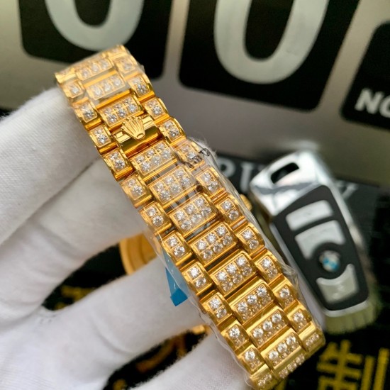 特别推荐新款劳力士满天星镶钻系列电镀18K金土豪金,整个手表采用进口南非钻纯手工四爪镶钻制作而成.永不掉钻的承诺,整个手表佩戴起来显得更加有档次大气,男神值得拥有!尺寸41毫米、厚度12毫米、全自动机械表搭配原装进口机芯 9⃣️字位24小时计时功能,性能稳定 零返俢 蓝宝石耐划玻璃镜面,316原钢精工打磨,高端字面厂精心设计的表盘,精益求精⚠️请认准独家品质 特别推荐新款劳力士满天星镶钻系列电镀18K金土豪金,整个手表采用进口南非钻纯手工四爪镶钻制作而成.永不掉钻的承诺,整个手表佩戴起来显得更加有档次大气,男神值得拥有!尺寸41毫米、厚度12毫米、全自动机械表搭配原装进口机芯 9⃣️字位24小时计时功能,性能稳定 零返俢 蓝宝石耐划玻璃镜面,316原钢精工打磨,高端字面厂精心设计的表盘,精益求精⚠️请认准独家品质