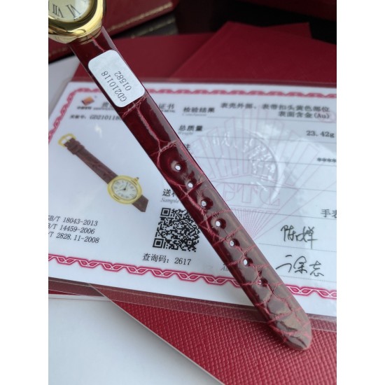 卡地亚浴缸系列卡家又一经典之作浴缸系列。实物拿到手的时候大吃一惊,颜值高 !椭圆外型的感觉正是典雅欧风浴缸形状,这也太好看了吧!相比蓝气球段位要高出不少一会儿观摩下公价便知主要是因为通体包真金……Baignoire浴缸系列腕表,小号表款,石英机芯。精钢包18K黄金表壳。包18K黄金圆珠形表冠,镶嵌一颗凸圆形蓝宝石。镀银表盘,剑形蓝钢指针,蓝宝石水晶镜面。灰褐色鳄鱼皮表带,包18K黄金针扣式表扣。表壳尺寸:32x26毫米厚度:8毫米防水深度3巴(约30米)生活防水 卡地亚浴缸系列卡家又一经典之作浴缸系列。实物拿到手的时候大吃一惊,颜值高 !椭圆外型的感觉正是典雅欧风浴缸形状,这也太好看了吧!相比蓝气球段位要高出不少一会儿观摩下公价便知主要是因为通体包真金……Baignoire浴缸系列腕表,小号表款,石英机芯。精钢包18K黄金表壳。包18K黄金圆珠形表冠,镶嵌一颗凸圆形蓝宝石。镀银表盘,剑形蓝钢指针,蓝宝石水晶镜面。灰褐色鳄鱼皮表带,包18K黄金针扣式表扣。表壳尺寸:32x26毫米厚度:8毫米防水深度3巴(约30米)生活防水