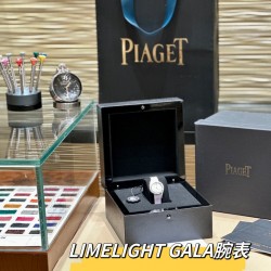 出品伯爵Limelight Gala腕表超级版，原装开模，修正现市面任何版本的不足！【精彩细节】1.ZF运用一流的壳套打磨工艺，诠释伯爵优雅气质。2.底盖的贵金属钢印清晰明朗，苍劲有力。3.底盖结构同步正品，采用双层防磁防震设计。4.采用定制版瑞士石英机芯，续航给力，走时稳健，零返修。5.镶饰60颗明亮式切割施华洛世奇美钻（约0.92克拉）。表扣镶饰单颗明亮式切割施华洛世奇美钻（约0.01克拉）动人线条衬托优雅气质 ZF出品 必属精品！