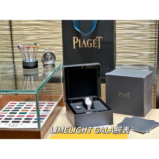 出品伯爵Limelight Gala腕表超级版,原装开模,修正现市面任何版本的不足!【精彩细节】1.ZF运用一流的壳套打磨工艺,诠释伯爵优雅气质。2.底盖的贵金属钢印清晰明朗,苍劲有力。3.底盖结构同步正品,采用双层防磁防震设计。4.采用定制版瑞士石英机芯,续航给力,走时稳健,零返修。5.镶饰60颗明亮式切割施华洛世奇美钻(约0.92克拉)。表扣镶饰单颗明亮式切割施华洛世奇美钻(约0.01克拉)动人线条衬托优雅气质 ZF出品 必属精品! 出品伯爵Limelight Gala腕表超级版,原装开模,修正现市面任何版本的不足!【精彩细节】1.ZF运用一流的壳套打磨工艺,诠释伯爵优雅气质。2.底盖的贵金属钢印清晰明朗,苍劲有力。3.底盖结构同步正品,采用双层防磁防震设计。4.采用定制版瑞士石英机芯,续航给力,走时稳健,零返修。5.镶饰60颗明亮式切割施华洛世奇美钻(约0.92克拉)。表扣镶饰单颗明亮式切割施华洛世奇美钻(约0.01克拉)动人线条衬托优雅气质 ZF出品 必属精品!