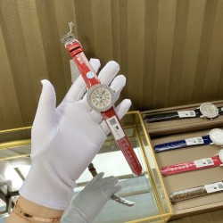 实拍 v18出品 狠货来袭 积家 约会大师 升级版最新24小时日月星辰 日月分明 女士腕表 珠宝镶钻设计风格首次使用高级珠宝的爪镶工艺而非常罕见轨道镶嵌！采用锆石材料。鲜艳光泽强！壳套：珠宝镶钻表壳、316L精钢玻璃：采用蓝宝石水晶表镜表盘：珍珠母贝镶钻表盘、台湾厂立体数字真钉立体！太阳月亮浮现出立体效果24小时日月分明表带：美洲鳄鱼皮表带尺寸：直径36mm，厚度8.8mm机芯：瑞士进口机芯体现出高贵优雅气质、材质进口质量保证零0⃣返修