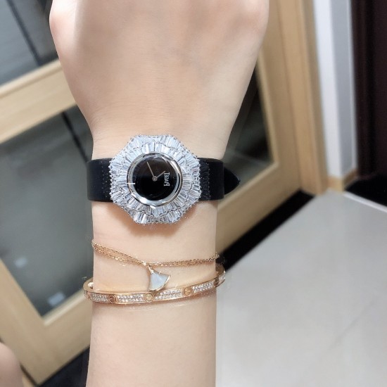 实拍 七夕好礼 PIAGET伯爵 Limelight非凡珍品腕表系列 表壳直径为33mm ,电镀白金,瑞士朗达石英机芯 。手表表壳由花瓣造型上镶嵌112颗特制切割方形钻石于表圈 彰显奢华 蓝宝石水晶镜面 搭配绸缎丝绢皮。这不仅是一款非凡的腕表,更堪称一件珠宝工艺杰作,完美结合创意 打破常规的切割,彰显着珠宝腕表的优雅魅力 实拍 七夕好礼 PIAGET伯爵 Limelight非凡珍品腕表系列 表壳直径为33mm ,电镀白金,瑞士朗达石英机芯 。手表表壳由花瓣造型上镶嵌112颗特制切割方形钻石于表圈 彰显奢华 蓝宝石水晶镜面 搭配绸缎丝绢皮。这不仅是一款非凡的腕表,更堪称一件珠宝工艺杰作,完美结合创意 打破常规的切割,彰显着珠宝腕表的优雅魅力