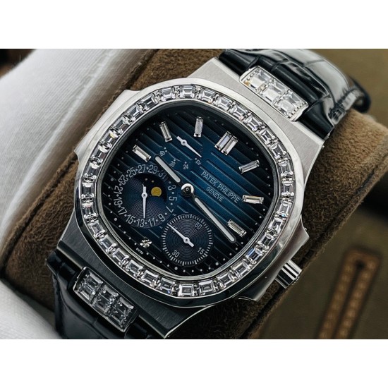 【PFF Factory2021牛年力作】V2升级版 【市场最高品质版本】百达.翡丽Patekphilippe运动系列(鹦鹉螺)5724(霸道总裁)升级版!1⃣️所有功能同正品(10字位动能显示,7字位日历和月相 4字位小秒针),和原装一样的带水平压纹图案,带荧光刻度 !2⃣️直径40毫米,904L精钢镀金,蓝宝石玻璃镜面。3⃣️5722和5724款的外钻为施华洛世奇钻,通透闪亮,气质非凡。在目前技术范畴内尽可能接近原装,此款腕表可以让您驾驭所有场合!PFF匠心之作 欢迎您的品鉴! 【PFF Factory2021牛年力作】V2升级版 【市场最高品质版本】百达.翡丽Patekphilippe运动系列(鹦鹉螺)5724(霸道总裁)升级版!1⃣️所有功能同正品(10字位动能显示,7字位日历和月相 4字位小秒针),和原装一样的带水平压纹图案,带荧光刻度 !2⃣️直径40毫米,904L精钢镀金,蓝宝石玻璃镜面。3⃣️5722和5724款的外钻为施华洛世奇钻,通透闪亮,气质非凡。在目前技术范畴内尽可能接近原装,此款腕表可以让您驾驭所有场合!PFF匠心之作 欢迎您的品鉴!