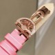 品牌:宝玑-Breguet ™️系列:珠宝系列 现推出石英版本 宝玑GJ29BB8924/5D58 雕花珍珠贝母 镶钻 女士腕表表壳电镀18K金鹅卵形表壳,外缘镶嵌24颗明亮式切割钻石和一颗日本Akoya 海水珍珠。尺寸:34.4 x 28.7毫米。表盘为玑镂刻花珍珠母贝。12点位置镶嵌宝玑铭牌。偏心小时刻度环,3点、6点、9点和12点位置设有钻石时标。宝玑经典针尖镂空式蓝钢指针。镌刻编号和Breguet隐形签名。丝缎表带,搭配折叠镶钻表扣。 品牌:宝玑-Breguet ™️系列:珠宝系列 现推出石英版本 宝玑GJ29BB8924/5D58 雕花珍珠贝母 镶钻 女士腕表表壳电镀18K金鹅卵形表壳,外缘镶嵌24颗明亮式切割钻石和一颗日本Akoya 海水珍珠。尺寸:34.4 x 28.7毫米。表盘为玑镂刻花珍珠母贝。12点位置镶嵌宝玑铭牌。偏心小时刻度环,3点、6点、9点和12点位置设有钻石时标。宝玑经典针尖镂空式蓝钢指针。镌刻编号和Breguet隐形签名。丝缎表带,搭配折叠镶钻表扣。