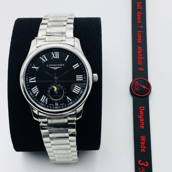 【LG Factory】新力作 浪琴Longines新款「Master Moonphase」月相日历腕表,采用ETA2824-2机芯,功能完美同步,防水深度30米,表耳线条温润流畅。表盘为大三针布局,最特别之处是表圈分钟刻度圈为立体倾斜的设计,提供出色的表盘层次感。6点的月相盘与日历功能融为一体。表盘共有3种款式:银白色麦粒纹搭配衬线体阿拉伯数字时标,黑色麦粒纹搭配罗马数字时标,蓝色日晖纹搭配棍状时标 ,直径40毫米,厚度10毫米,意大利进口小牛皮 原装蝴蝶扣 ⚠️请认准独家品质!LG品质 值得信赖! 【LG Factory】新力作 浪琴Longines新款「Master Moonphase」月相日历腕表,采用ETA2824-2机芯,功能完美同步,防水深度30米,表耳线条温润流畅。表盘为大三针布局,最特别之处是表圈分钟刻度圈为立体倾斜的设计,提供出色的表盘层次感。6点的月相盘与日历功能融为一体。表盘共有3种款式:银白色麦粒纹搭配衬线体阿拉伯数字时标,黑色麦粒纹搭配罗马数字时标,蓝色日晖纹搭配棍状时标 ,直径40毫米,厚度10毫米,意大利进口小牛皮 原装蝴蝶扣 ⚠️请认准独家品质!LG品质 值得信赖!