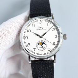 IWC 万国 柏涛菲诺系列，指针式日历功能，最受欢迎的简洁，优雅，大气的正装风范手表！6字位表盘为最新日历盘！【表壳】39毫米的表壳与正品一致！瑞士级精工打磨抛光！使得外观圆润饱满，细节到位！非常漂亮！【表盘】双卜蓝宝石表镜防眩光镀膜，表盘采用最经典的柳叶针，顶级工艺表盘！精心制作，完美还原！【机芯】独家采用进口2824机芯（精密技术做到同级别最薄）！走时精准耐用！【表带】意大利真皮纹表带！