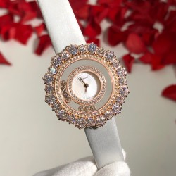 实拍 萧邦Happy Diamonds系列特别款 枫叶美丽并寓意着坚毅精神！即代表永恒爱情送给恋人，也代表对美好的回忆，可送给一路陪伴的朋友，还代表一种岁月的轮回。1比1超前做工同步首发！表面配置三块蓝宝石防刮玻璃，瑞士朗达机芯，尺寸：外径34mm内径14mm。表带14✖️12。