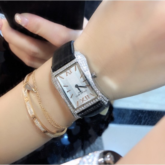 实拍 PATEK PHILIPPE百达翡丽系列 女士腕表(白金表壳搭配沙丁布带,表圈镶嵌天然锆石,蓝宝石玻璃,搭载瑞士石英机芯,尺寸30*34*7毫米) 实拍 PATEK PHILIPPE百达翡丽系列 女士腕表(白金表壳搭配沙丁布带,表圈镶嵌天然锆石,蓝宝石玻璃,搭载瑞士石英机芯,尺寸30*34*7毫米)