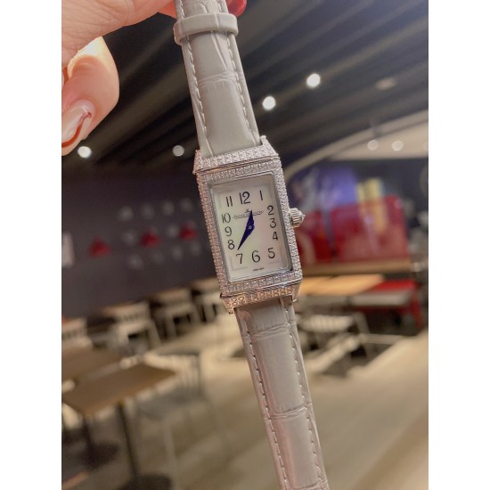 狠货来袭 积家 翻转满钻系列 牛皮台湾厂立体数字!三码合一 (搭配原装表扣凸出立体Logo ✅ )质量杠杠! 零0⃣️返修。深度防水。把头、后盖、于正品一致!壳套:珠宝镶钻表壳、316L精钢、深度防水!玻璃:采用蓝宝石水晶表镜表带:进口意大利牛皮 美洲鳄鱼皮表带尺寸:长度40.1mm宽度20mm机芯:瑞士进口机芯!搭配:保修卡 吊牌 底盖 三码合一编码:3356868 狠货来袭 积家 翻转满钻系列 牛皮台湾厂立体数字!三码合一 (搭配原装表扣凸出立体Logo ✅ )质量杠杠! 零0⃣️返修。深度防水。把头、后盖、于正品一致!壳套:珠宝镶钻表壳、316L精钢、深度防水!玻璃:采用蓝宝石水晶表镜表带:进口意大利牛皮 美洲鳄鱼皮表带尺寸:长度40.1mm宽度20mm机芯:瑞士进口机芯!搭配:保修卡 吊牌 底盖 三码合一编码:3356868