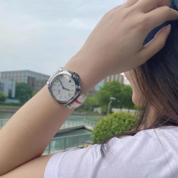 小手腕轻松驾驭新品预告: 沛纳海PAM1306/迪丽热巴同款女表简约而不简单，是当下女生所喜爱的穿搭风格，这枚PAM1306腕表随性休闲，38毫米的超薄表壳设计，女孩子佩戴起来不仅没有负重感，而且舒适度很好，白色皮质表带提升了整体的随意感，表带上红色条状标识点亮了腕表的整体调调，并且它是集中性与优雅相结合的气质，让你既能驾驭大公主风，也能hold住温柔的一面，高级感十足。可甜、可飒，怎么搭都有自己的style~悄悄的告诉你，这枚1306可是时尚女王迪丽热巴同款腕表呦