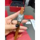 卡地亚-美国坦克-Cartier Tank Amricaine腕表,小号表款,三码合一。采用蓝宝水石晶镜面,瑞士石英机芯。原版开模,精钢表壳,八角形表冠,镶嵌一颗合成蓝色尖晶石,镀银表盘,剑形蓝钢指针,搭配原装光面折叠表扣,采用进口多色小牛皮。腕大表器优雅,深行受家青睐。表壳尺寸:34.80 x 19.00毫米。 卡地亚-美国坦克-Cartier Tank Amricaine腕表,小号表款,三码合一。采用蓝宝水石晶镜面,瑞士石英机芯。原版开模,精钢表壳,八角形表冠,镶嵌一颗合成蓝色尖晶石,镀银表盘,剑形蓝钢指针,搭配原装光面折叠表扣,采用进口多色小牛皮。腕大表器优雅,深行受家青睐。表壳尺寸:34.80 x 19.00毫米。