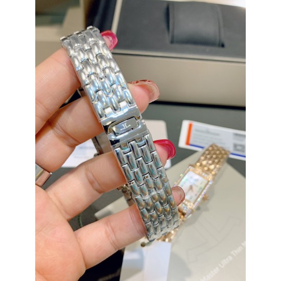 积家 翻转满钻系列 台湾厂立体数字!三码合一(搭配珍珠贝母表盘 )质量杠杠!深度防水。把头、后盖、于正品一致!壳套:珠宝镶钻表壳、316L精钢、深度防水!玻璃:采用蓝宝石水晶表镜表带:进口意大利牛皮 美洲鳄鱼皮表带尺寸:长度40.1mm宽度20mm机芯:瑞士进口机芯!搭配:保修卡 吊牌 底盖 三码合一 积家 翻转满钻系列 台湾厂立体数字!三码合一(搭配珍珠贝母表盘 )质量杠杠!深度防水。把头、后盖、于正品一致!壳套:珠宝镶钻表壳、316L精钢、深度防水!玻璃:采用蓝宝石水晶表镜表带:进口意大利牛皮 美洲鳄鱼皮表带尺寸:长度40.1mm宽度20mm机芯:瑞士进口机芯!搭配:保修卡 吊牌 底盖 三码合一