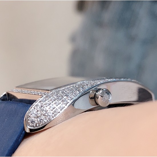实拍 PATEK PHILIPPE百达翡丽系列 女士腕表(白金表壳搭配沙丁布带,表圈镶嵌天然锆石,蓝宝石玻璃,搭载瑞士石英机芯,尺寸30*34*7毫米) 实拍 PATEK PHILIPPE百达翡丽系列 女士腕表(白金表壳搭配沙丁布带,表圈镶嵌天然锆石,蓝宝石玻璃,搭载瑞士石英机芯,尺寸30*34*7毫米)