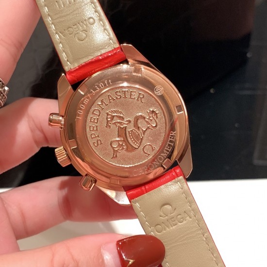 ★实拍 欧米茄-OMEGA 六针超霸系列多功能石英 女士腕表 表盘內设有横向椭圆形小表盘,6点钟位置设有垂直椭圆日历窗口。时针、分针及小秒盘的秒针均经过镀铑处理,( Omega)超霸系列以其标志性的外观设计以及精准走时的机芯品质深受消费者的喜爱。超霸系列的配色款式很多,提供给了消费者很多的选择 ★实拍 欧米茄-OMEGA 六针超霸系列多功能石英 女士腕表 表盘內设有横向椭圆形小表盘,6点钟位置设有垂直椭圆日历窗口。时针、分针及小秒盘的秒针均经过镀铑处理,( Omega)超霸系列以其标志性的外观设计以及精准走时的机芯品质深受消费者的喜爱。超霸系列的配色款式很多,提供给了消费者很多的选择