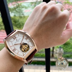 酒桶精品大飞轮新品⌚【最新】：江诗丹顿最佳设计独家首发【类型】：精品男士腕表【表带】：真牛皮表带【机芯】：高端全自动机械机芯【镜面】：矿物质强化玻璃（更高清）品味高雅 浩瀚大气 匠心独运 腕间瑰宝尺寸：直径42mm厚12mm热卖上市！欢迎转载！