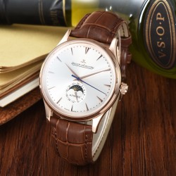 Jaeger-leCoultre Master Ultra Thin Moon积家超薄月相大师系列42mm腕表，简洁的线条设计，赏心悦目的表盘。 显示令表盘尽显活力，6位24小时指针宛如一幕和谐美妙的腕上芭蕾。透过玻璃底盖，机芯运行一目了然。这款厚度仅5.8毫米的超薄机芯向世人证实，超凡的技艺和极尽复杂的功能可以在狭小的空间内完美展现。顶级出品 精品不断