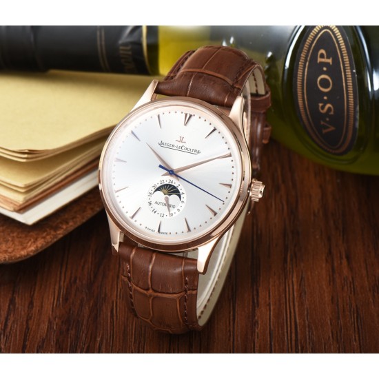 Jaeger-leCoultre Master Ultra Thin Moon积家超薄月相大师系列42mm腕表,简洁的线条设计,赏心悦目的表盘。 显示令表盘尽显活力,6位24小时指针宛如一幕和谐美妙的腕上芭蕾。透过玻璃底盖,机芯运行一目了然。这款厚度仅5.8毫米的超薄机芯向世人证实,超凡的技艺和极尽复杂的功能可以在狭小的空间内完美展现。顶级出品 精品不断 Jaeger-leCoultre Master Ultra Thin Moon积家超薄月相大师系列42mm腕表,简洁的线条设计,赏心悦目的表盘。 显示令表盘尽显活力,6位24小时指针宛如一幕和谐美妙的腕上芭蕾。透过玻璃底盖,机芯运行一目了然。这款厚度仅5.8毫米的超薄机芯向世人证实,超凡的技艺和极尽复杂的功能可以在狭小的空间内完美展现。顶级出品 精品不断
