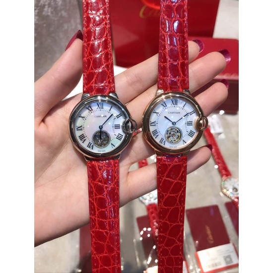 实拍 卡地亚蓝气球系列,陀飞轮机械女表火热上市,纯天然贝壳表盘流露着时尚唯美。机芯飞轮运作一目了然、尽显高贵奢华。直径宽36mm,厚11mm。 实拍 卡地亚蓝气球系列,陀飞轮机械女表火热上市,纯天然贝壳表盘流露着时尚唯美。机芯飞轮运作一目了然、尽显高贵奢华。直径宽36mm,厚11mm。