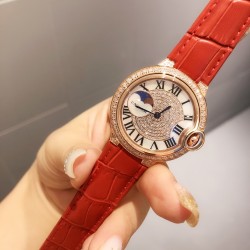 卡地亚女士蓝气球满钻系列，石英腕表齐色出货[色]伦敦时尚风格 日月星辰大框显示 星空运转 时间流淌 特殊工艺切割方钻 镶嵌圈口 个性 完美 搭载瑞士原装进口石英机芯 走时精准 进口高亮漆牛皮带  卡地亚原装折叠扣 直径36mm 厚8mm 「购买请认准独家背景实物细节拍摄」