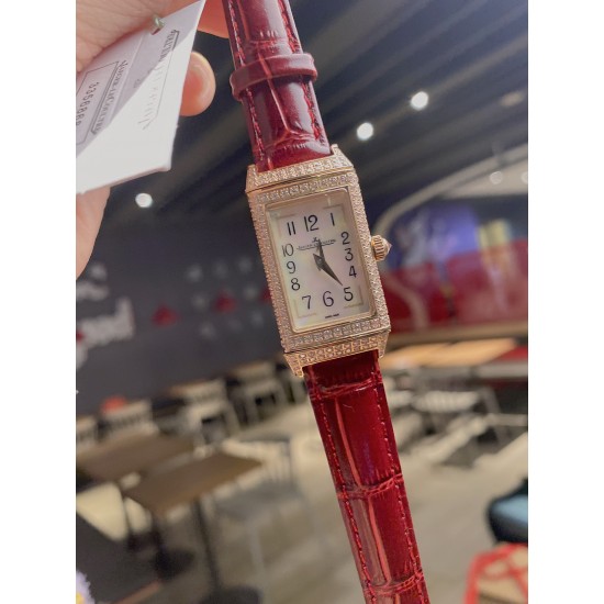 狠货来袭 积家 翻转满钻系列 牛皮台湾厂立体数字!三码合一 (搭配原装表扣凸出立体Logo ✅ )质量杠杠! 零0⃣️返修。深度防水。把头、后盖、于正品一致!壳套:珠宝镶钻表壳、316L精钢、深度防水!玻璃:采用蓝宝石水晶表镜表带:进口意大利牛皮 美洲鳄鱼皮表带尺寸:长度40.1mm宽度20mm机芯:瑞士进口机芯!搭配:保修卡 吊牌 底盖 三码合一编码:3356868 狠货来袭 积家 翻转满钻系列 牛皮台湾厂立体数字!三码合一 (搭配原装表扣凸出立体Logo ✅ )质量杠杠! 零0⃣️返修。深度防水。把头、后盖、于正品一致!壳套:珠宝镶钻表壳、316L精钢、深度防水!玻璃:采用蓝宝石水晶表镜表带:进口意大利牛皮 美洲鳄鱼皮表带尺寸:长度40.1mm宽度20mm机芯:瑞士进口机芯!搭配:保修卡 吊牌 底盖 三码合一编码:3356868